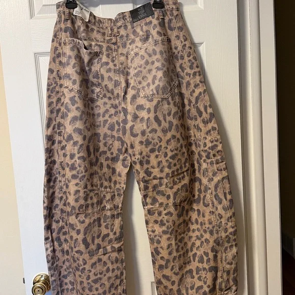 NWOT WE THE FREE Free People Good Luck Mid Ruse Barrel Jeans leopard animal 31 - Picture 8 of 10